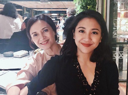 7 Potret Kedekatan Luki Ariani & Sherina Munaf, Ibu-Anak yang Sama-sama Cantik