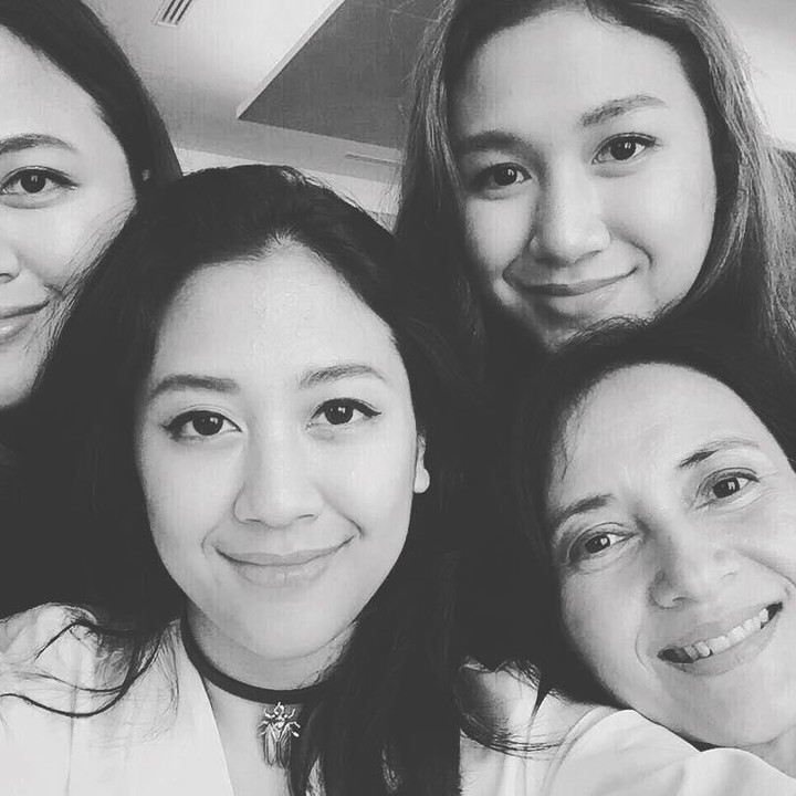 <p>Dari pernikahannya dengan Triawan Munaf, Luki Ariani dikaruniai tiga orang anak perempuan. Sherina adalah anak kedua pasangan ini, Bunda. (Foto: Instagram @lukiariani)</p>