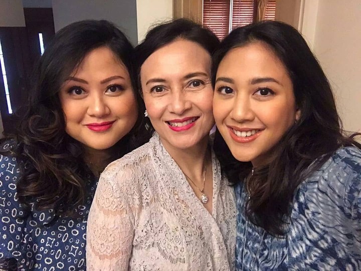 7 Potret Kedekatan Luki Ariani & Sherina Munaf, Ibu-Anak yang Sama-sama