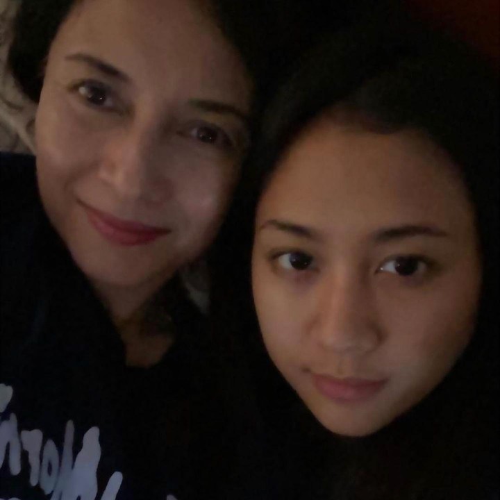 <p>Setuju ya, Bunda? Sherina dan Luki Ariani sama-sama cantik seperti kakak beradik. (Foto: Instagram @lukiariani)  </p>