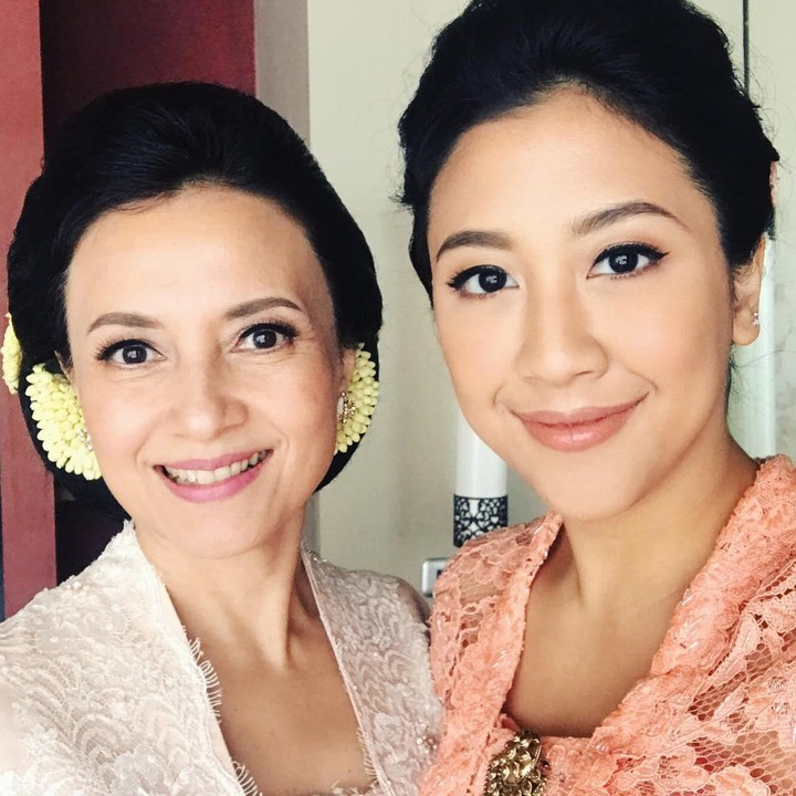 <p>Mengenakan kebaya dan dirias dengan penampilan senada, Sherina dan ibunya bak pinang dibelah dua. (Foto: Instagram @sherinasinna)</p>