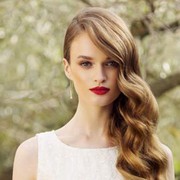 Tampil Cantik di Hari Natal dengan Hairstyle yang Tidak Lekang Oleh Waktu Ini!