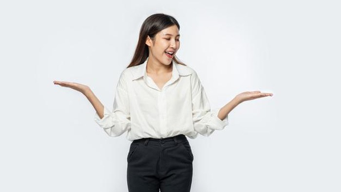Tetap Menarik dan Stylist Hanya dengan Kemeja Putih, Ikuti Cara Ini! Tetap Menarik dan Stylist Hanya dengan Kemeja Putih, Ikuti Cara Ini!