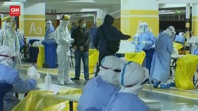 VIDEO: Staf Bandara Shanghai Jalani Tes Covid-19