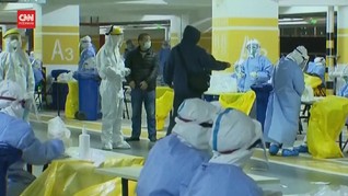 VIDEO: Staf Bandara Shanghai Jalani Tes Covid-19