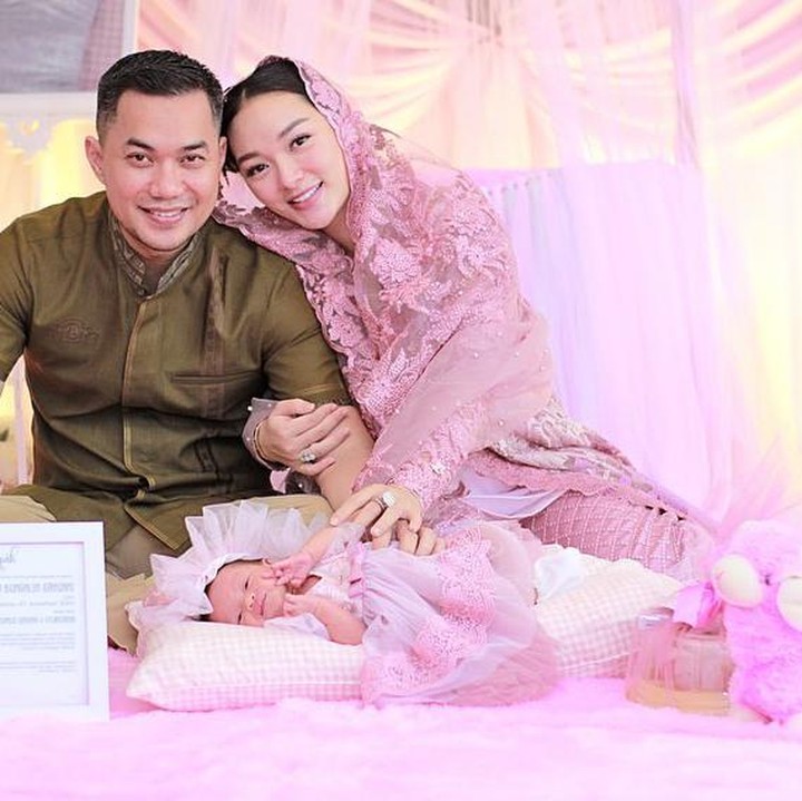 <p>Pasangan ini tak bisa menyembunyikan kebahagiaan atas hadirnya baby Arsila yang belum genap sebulan. (Foto: Instagram @novumaeri)</p>