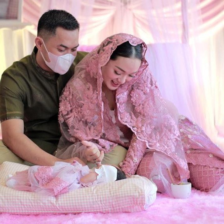 <p>Selama prosesi akikah, Arsila tampak begitu tenang dan enggak rewel. (Foto: Instagram @novumaeri)</p>