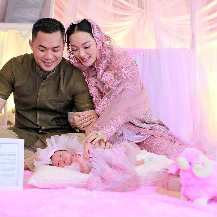<p>Pasangan Zaskia Gotik dan Sirajuddin Mahmud baru saja menggelar acara akikah anak pertama mereka, Arsila Bungalia Sirkiani. (Foto: Instagram @wishnuajiofficial)</p>