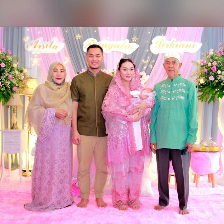 <p>Acara semakin meriah karena dihadiri keluarga dan kerabat dekat Zaskia, dan Sirajuddin. (Foto: Instagram @yantiadeni)  </p>