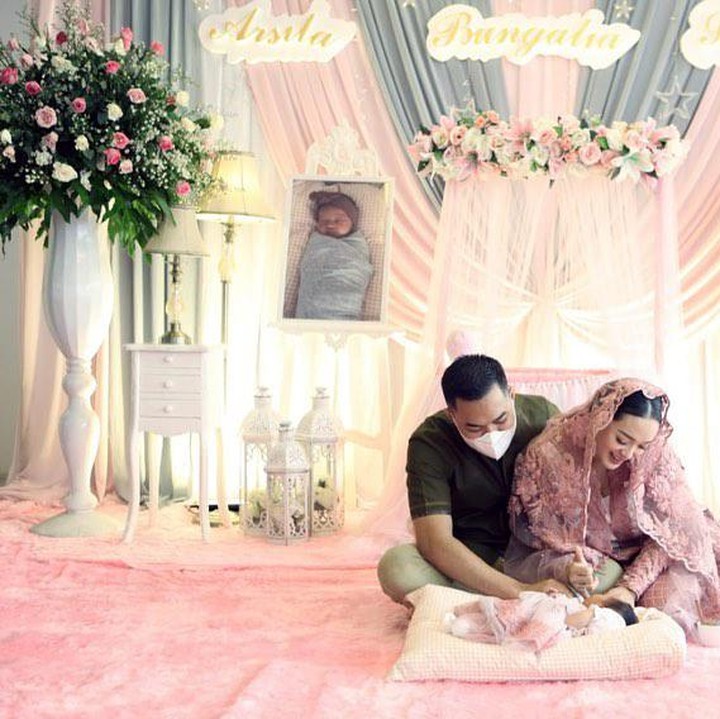 <p>Acara ini digelar dengan sederhana kediaman mereka. Dekorasi dihias dengan nuansa warna putih, abu-abu, dan merah muda atau pink. (Foto: Instagram @zaskia_gotix)</p>