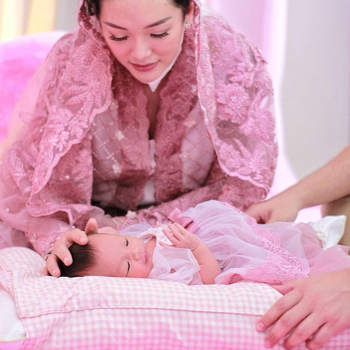 <p>Zaskia Gotik dan Arsila juga kompak mengenakan baju berwarna senada. (Foto: Instagram @wishnuajiofficial)</p>