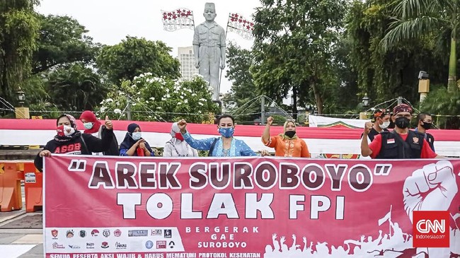 Massa Aliansi Arek Suroboyo bentrok dengan sejumlah orang yang diduga anggota FPI saat berunjuk rasa menolak kehadiran Rizieq.