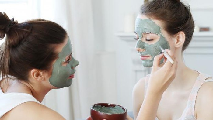 Berjerawat Setelah Pakai Clay Mask? Bisa Jadi, Ini Penyebabnya!