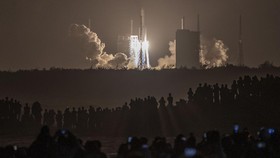 Sempat Gagal, China Kini Sukses Luncurkan Roket Long March 7A