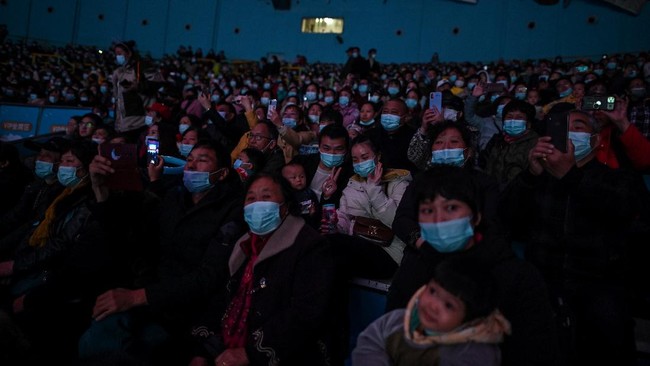 FOTO: Pelesir Akhir Pekan Warga Wuhan di Taman Akuarium