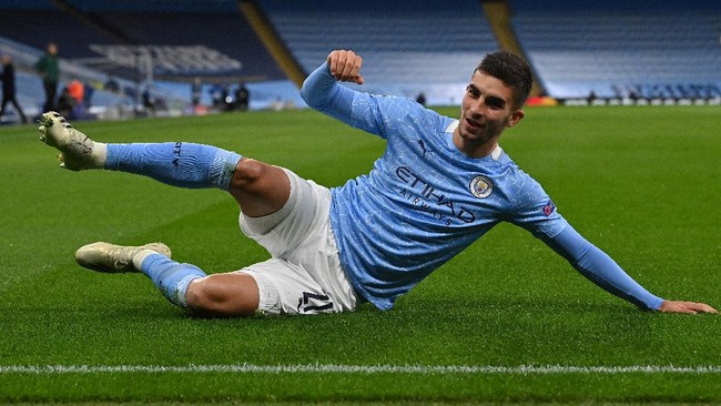 Winger Manchester City Ferran Torres diklaim akan segera bergabung dengan Barcelona setelah kedua tim menyelesaikan kesepakatan.