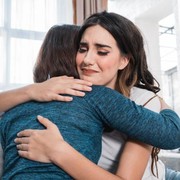 Studi: Berpelukan Bisa Bantu Redakan Stres dan Baik untuk Kesehatan Mental Perempuan