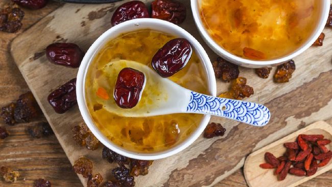 Resep Peach Gum Dessert, Minuman yang Bikin Awet Muda Peach gum diklaim sebagai collagen booster yang bermanfaat untuk meningkatkan kesehatan kulit. Berikut resep peach gum dessert yang enak dan sehat.