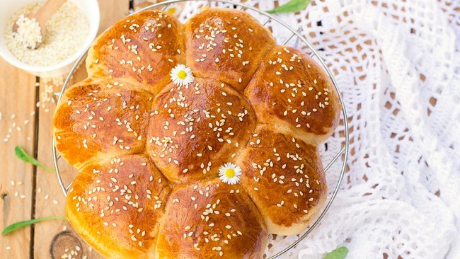Di negara asalnya, roti milk bun sudah ada sejak abad 20. Berikut resep Japanese milk bread manis nan lembut yang tengah viral di media sosial ini.