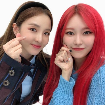 Ngefans Berat Sama 2NE1, Jane MOMOLAND Girang Foto Bareng Sandara Park