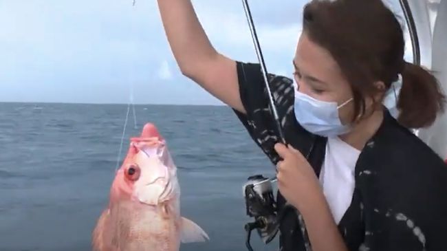 Menyegarkan jiwa dan pikiran di Kepulauan Seribu sangat mungkin dilakukan, sambil menyantap ikan segar hasil tangkapan sendiri.