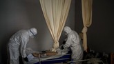 FOTO: Lonjakan Kematian Corona di Mata Petugas Makam Spanyol Petugas pemakaman termasuk dokter hingga perawat rumah sakit di Spanyol dalam beberapa bulan terakhir menjadi saksi 'ledakan kematian' karena pandemi Covid.