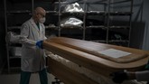 FOTO: Lonjakan Kematian Corona di Mata Petugas Makam Spanyol Petugas pemakaman termasuk dokter hingga perawat rumah sakit di Spanyol dalam beberapa bulan terakhir menjadi saksi 'ledakan kematian' karena pandemi Covid.