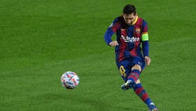 Kiper Elche Kaget Messi Minta Jersey