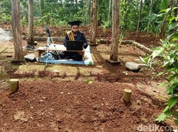 Bikin Terenyuh! Mahasiswa Ini Wisuda Online di Makam Ayahnya