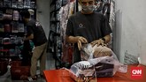 FOTO: Bisnis Laundry 'Kebanjiran' Konsumen Saat Musim Hujan Pengusaha laundry 'kebanjiran' konsumen di tengah musim hujan. Salah satu laundry mengklaim pemasukan naik 20 persen sepanjang musim hujan.