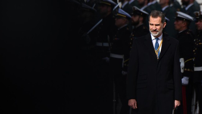 Raja Spanyol Felipe VI mengisolasi diri setelah melakukan kontak dengan orang yang positif Covid-19.