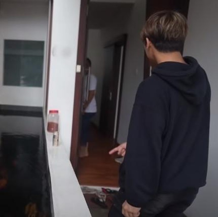 <p>Menurut pengakuannya di awal video, Rizky Billar mendapatkan rumah tersebut dengan membayar seharga Rp 6,5 miliah ini secara tunai, lho. (Foto: Youtube Rizky Billar)</p>