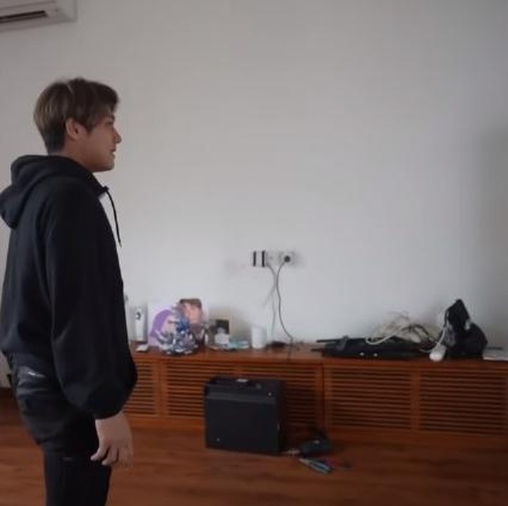 <p>Saat room tour, rumah tersebut masih terlihat belum rapi karena masih dalam proses pindahan. (Foto: Youtube Rizky Billar)</p>