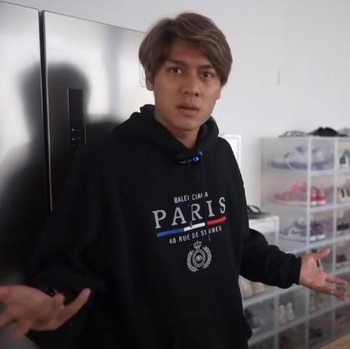 <p>Rizky juga memiliki area ruang makan yang multifungsi. Area tersebut juga ia fungsikan sebagai tempat untuk menyimpan koleksi sepatunya.(Foto: Youtube Rizky Billar)</p>