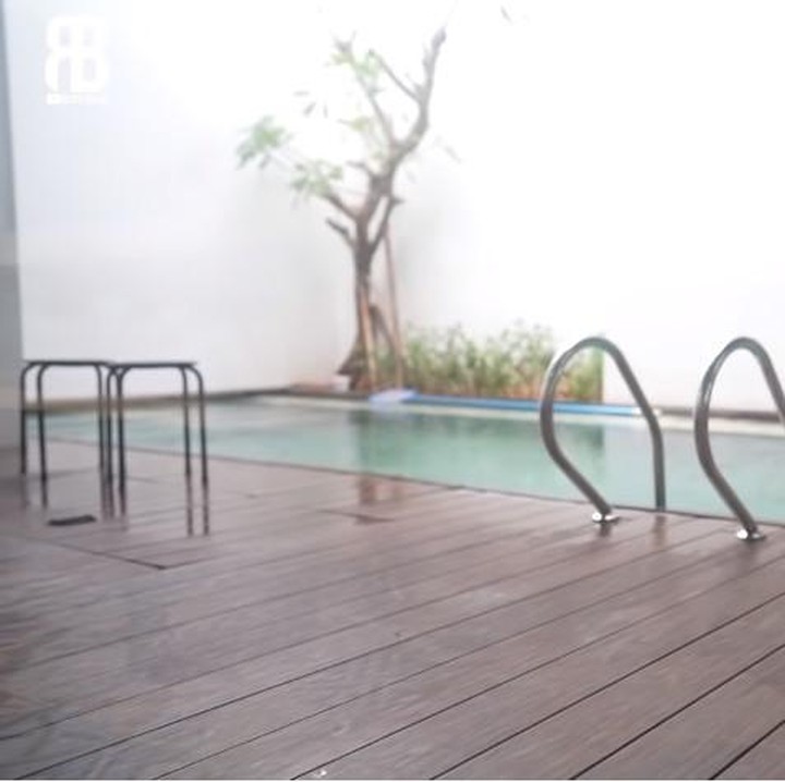 <p>Untuk menambah kesan mewah, Rizky memiliki sebuah kolam renang di halaman belakang rumah. Ia mengatakan bahwa memiliki rumah dengan kolam renang sudah menjadi impiannya sejak dulu. (Foto: Youtube Rizky Billar)</p>