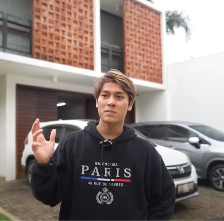 <p>Rizky Billar baru-baru ini memamerkan rumah barunya melalui sebuah video yang diunggah di kanal YouTubenya, Bunda. (Foto: Youtube Rizky Billar)</p>