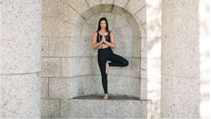 Gerakan Yoga untuk Mengatasi Sakit Punggung Akibat Terlalu Lama Duduk Gerakan Yoga untuk Mengatasi Sakit Punggung Akibat Terlalu Lama Duduk