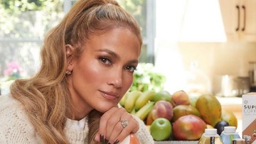 Scrub Berlian dan 6 Rahasia Awet Muda Jennifer Lopez di Usia 51