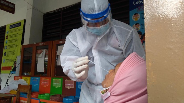 Salah seorang warga di-swab antigen usai hasil rapid test-nya reaktif.