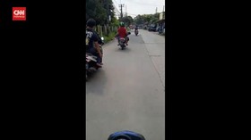VIDEO: Ayah Bawa Pulang Jenazah Anak Pakai Motor