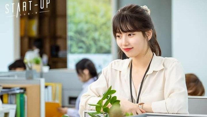 Inspirasi Outfit Casual Formal ala Suzy di Drama Start Up