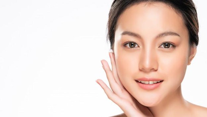 6 Tips Basic Skincare yang Harus Dilakukan Setiap Hari untuk Semua Jenis Kulit