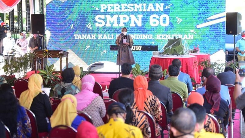 Berkat tangan dingin Wali Kota Surabaya, Tri Rismaharini, wajah pendidikan di Kota Surabaya bisa berubah.