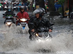 Hujan Deras Guyur Kota Bandung, Jalan Kopo Terendam Banjir