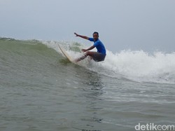 Wisata Surfing Kembali Bergeliat di Tengah Pandemi