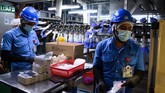 FOTO: Nestapa Pabrik Sarung Tangan Terbesar Dunia saat Corona Top Glove Corp. Malaysia, pembuat sarung tangan karet terbesar dunia harus menutup setengah pabrik mereka karena pekerja terkena dampak corona.