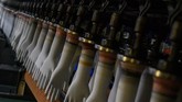 FOTO: Nestapa Pabrik Sarung Tangan Terbesar Dunia saat Corona Top Glove Corp. Malaysia, pembuat sarung tangan karet terbesar dunia harus menutup setengah pabrik mereka karena pekerja terkena dampak corona.