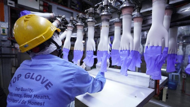 Produsen sarung tangan terbesar di dunia, Top Glove, di Malaysia akan menutup lebih dari setengah pabrik setelah 1.511 karyawan positif corona.