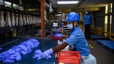 FOTO: Nestapa Pabrik Sarung Tangan Terbesar Dunia saat Corona Top Glove Corp. Malaysia, pembuat sarung tangan karet terbesar dunia harus menutup setengah pabrik mereka karena pekerja terkena dampak corona.