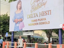 Sultan Mah Bebas, Crazy Rich Surabaya Pasang Baliho Ucapkan Istri Ultah